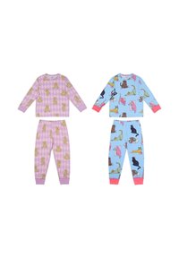 Dos conjuntos de pijamas para niños. Izquierda: lavanda con estampado de ositos de peluche. Derecha: azul con varias ilustraciones de gatos y perros. La combinación incluye mangas largas y pantalones.