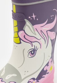 Botas de lluvia de goma moradas con un diseño de unicornio, pelo rosa y un cuerno dorado; incluye patrones de estrellas y nubes en colores pastel.