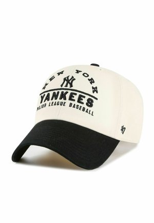 Schwarz-weiße Baseballkappe mit dem eingestickten Text und Logo "New York Yankees Major League Baseball" auf der Vorderseite.
