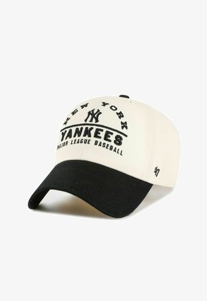 Casquette de baseball blanche et noire avec le texte et le logo "New York Yankees Major League Baseball" brodés sur le devant.