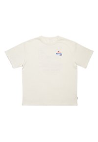 Crème katoenen T-shirt met een ronde hals, korte mouwen en een klein grafisch logo in rood en blauw op de linkerkant van de borst.