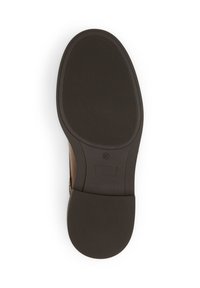 Chaussure en cuir marron avec une semelle en caoutchouc noir texturé. La semelle présente une forme lisse et arrondie avec un motif pour une meilleure adhérence.