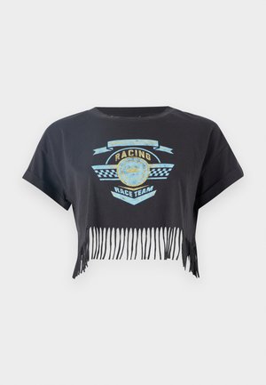 Svart cropped t-skjorte med blå racinggrafikk, frynset kant og kortermede ermer. Har sjakkmønster og en gyllen sirkelakent.