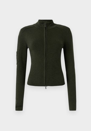 Casaco verde com fecho de correr e gola alta, design ajustado, mangas longas e tecido texturizado. Apresenta um bolso lateral no braço esquerdo.