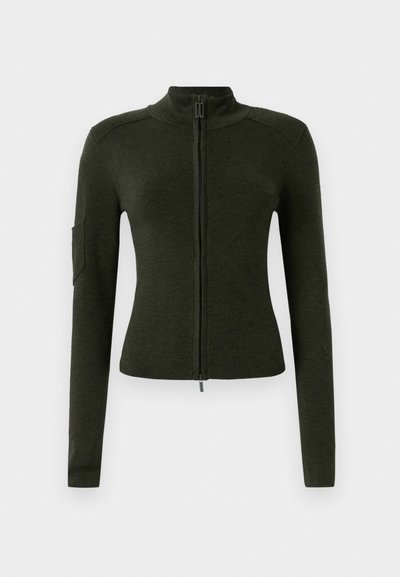 Zielona kurtka zapinana na zamek błyskawiczny z wysokim kołnierzem, dopasowany krój, długie rękawy i teksturowana tkanina. Posiada boczną kieszeń na lewym ramieniu.