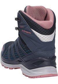 Marineblaue Wanderschuhe aus Gore-Tex-Material, mit einem Obermaterial aus Mesh und pinken Akzenten. Verfügt über ein strukturiertes Design und eine robuste Gummisohle für besseren Halt.