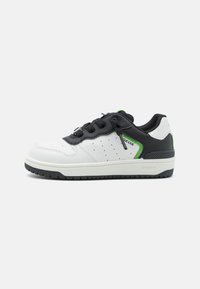 Geox NINTENDO SUPER MARIO WASHIBA BOY - Sneaker low - white/black/weiß - Zalando