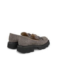 Mocassini in suede grigio con suola in gomma nera spessa, caratterizzati da decorazioni metalliche sulla parte superiore. Texture liscia con una forma arrotondata.