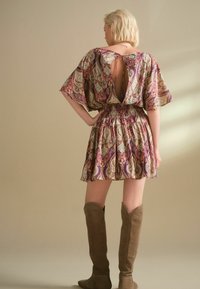 Next REGULAR FIT - SHIRRED WAIST  - Pajac - pink/purple paisly print