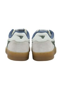 Baskets en suède blanches et grises avec un col bleu, semelles en caoutchouc gomme et un détail de logo vert sur le talon. La vue arrière montre un design symétrique.