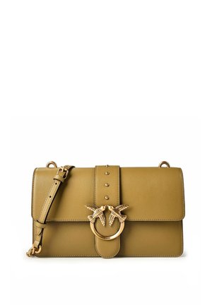 Olivgrüne Ledertasche zum Umhängen mit verstellbarem Riemen, goldfarbenem Vogelringverschluss und Nietenverzierung auf der Vorderklappe.