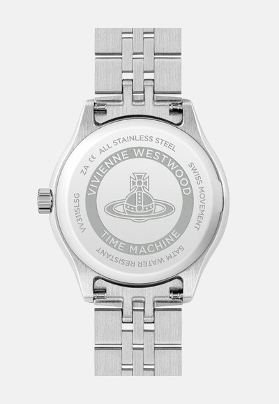 RVS horloge met een glanzende zilveren afwerking, met een ronde kast en een geschakeldarmband. Gegraveerde details op de achterkant bevatten "TIME MACHINE."