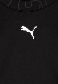 Schwarzer Sweatshirt mit einem auffälligen weißen PUMA-Logo, das einen springenden Puma zeigt. Hergestellt aus weichem Stoff mit glatter Textur. Dezentes geprägtes Muster im Hintergrund.