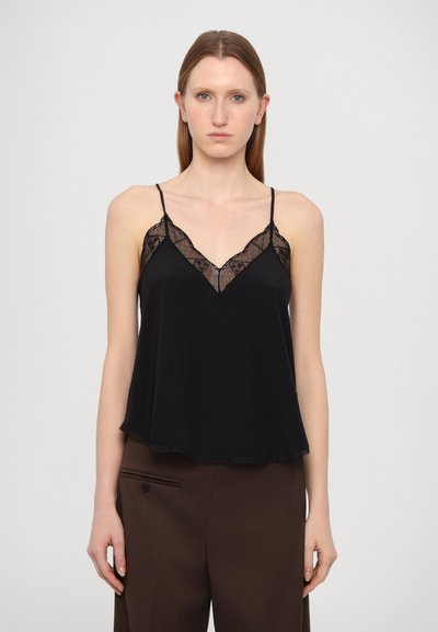 Camisole noire avec dentelle le long de l'encolure et de l'ourlet. Présente des bretelles fines et ajustables ainsi qu'un design doux et fluide.