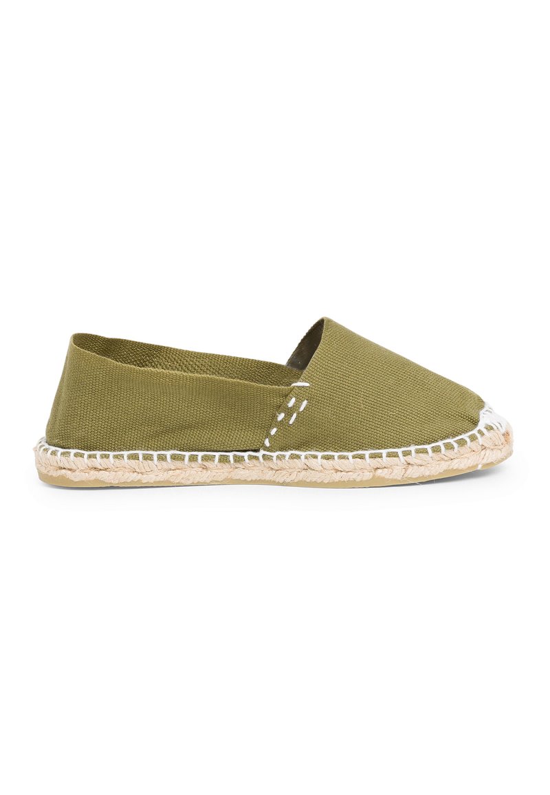Espadrille en toile verte avec un bout rond, semelle en jute enroulée et couture blanche le long du bord. Design à profil bas et à enfiler.