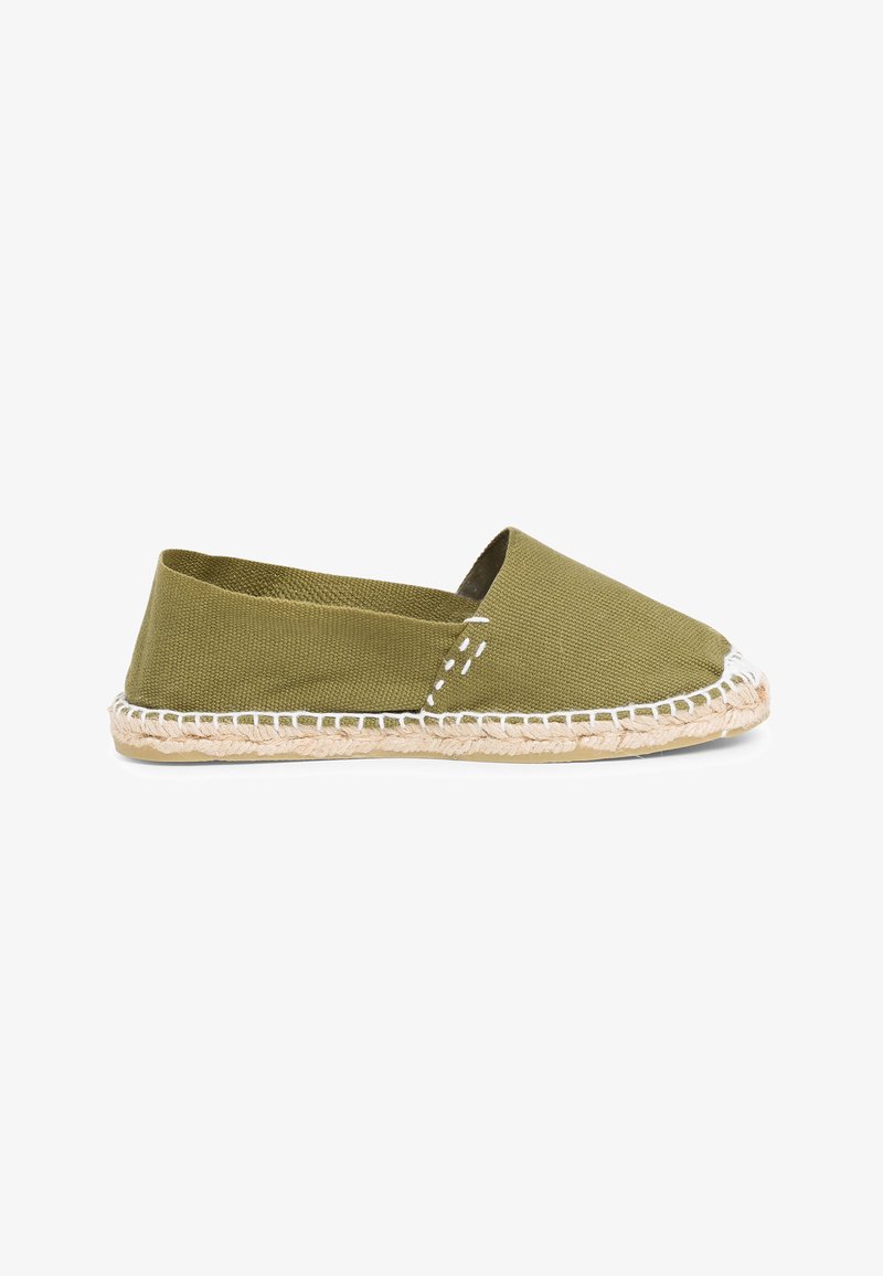 Espadrille en toile verte avec un bout rond, semelle en jute enroulée et couture blanche le long du bord. Design à profil bas et à enfiler.
