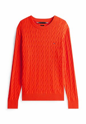 Pull en tricot orange avec un motif de câble texturé, un col, des poignets et un ourlet côtelés, avec un petit logo sur la poitrine.