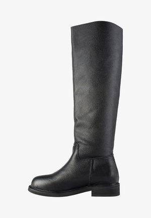 Stivale al ginocchio in pelle nera con finitura texturizzata, punta arrotondata e tacco basso a blocco. Design senza cuciture e senza hardware visibile.