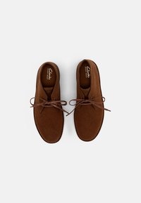 Clarks Originals DESERT - Botins de atacadores - brown