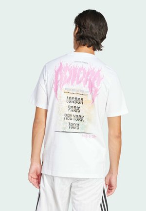 Witte katoenen t-shirt met een grafisch ontwerp op de achterkant, voorzien van roze vlamaccenten en stadsnamen: Londen, Parijs, New York, Tokio.