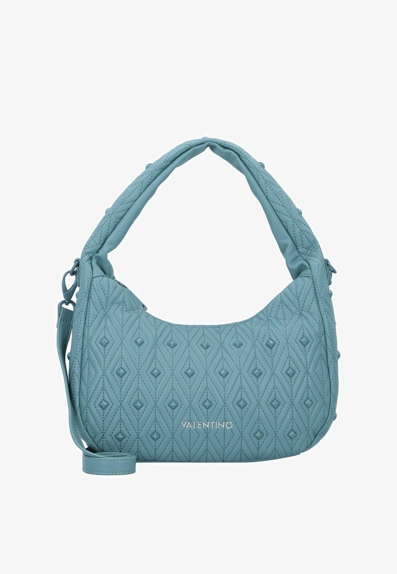 Sac à épaule léger bleu clair matelassé, de forme arrondie, avec un motif en losanges et une poignée rembourrée. Il dispose d'une bandoulière amovible et d'un accent logo argent.