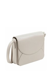 Bolso cruzado de cuero beige claro con cierre de solapa, textura suave, forma rectangular y acentos curvados sutiles en la parte delantera.