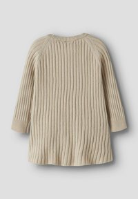 Pull en tricot beige avec une texture à côtes verticales, des manches trois-quarts et un col rond avec un détail coutu au niveau des épaules.