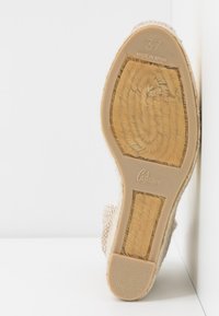 Semelle d'espadrille beige avec une finition tissée texturée. Taille 37 étiquetée, avec un bord en caoutchouc lisse couleur sable et une marque Castaner.