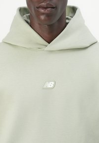 New Balance ALL DAY UNIFORM HOODIE UNISEX - Mikina - green