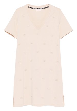 Vestito beige chiaro con scollo a V e maniche corte, caratterizzato da dettagli circolari testurizzati su tutta la superficie e spacchi laterali per facilitare il movimento.