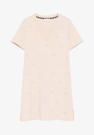 Vestito beige chiaro con scollo a V e maniche corte, caratterizzato da dettagli circolari testurizzati su tutta la superficie e spacchi laterali per facilitare il movimento.