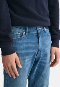 GANT EXTRA ACTIVE RECOVER - Jeans straight leg - mid blue broken in
