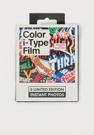 Balíček barevného filmu i-Type s živými samolepkami a grafikou. Černý text na bílém pozadí, s různými barvami a designy. Osm fotografií.