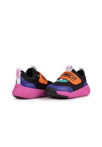 Zapatillas con una parte superior de tela negra, correa naranja, acentos morados y una suela de goma rosa. Cuenta con una suela texturizada para mayor agarre.