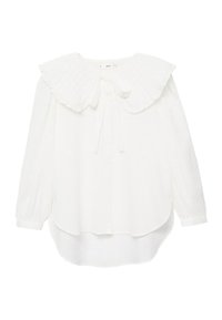 Blouse blanche à manches longues avec col plissé oversize orné de volants et détail de nœud à l'avant, présentant un ourlet incurvé plus long à l'arrière.