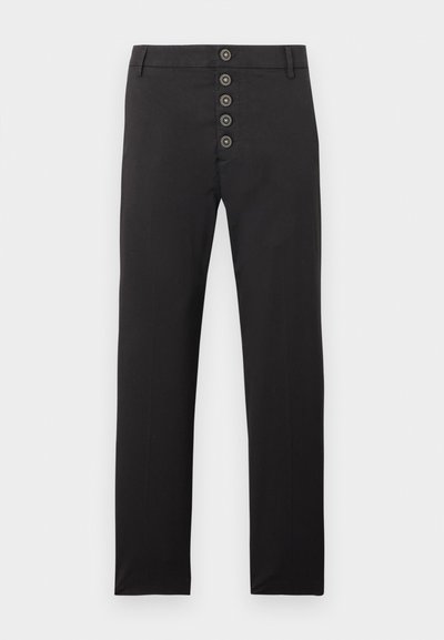 Μαύρο στενό παντελόνι με πέντε περίτεχνα στρογγυλά κουμπιά κατά μήκος της εμπρός πτέρνας και θηλιές για ζώνη στη μέση.