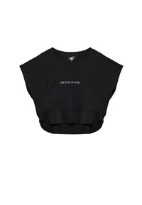 Top corto nero realizzato in un tessuto morbido, con un design a maniche corte e il testo "ONE STEP UP LEVEL" in un colore a contrasto sul davanti.