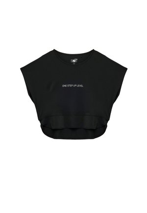 Czarny krótki top z miękkiego materiału, z krótkimi rękawami i napisem "ONE STEP UP LEVEL" w kontrastującym kolorze z przodu.