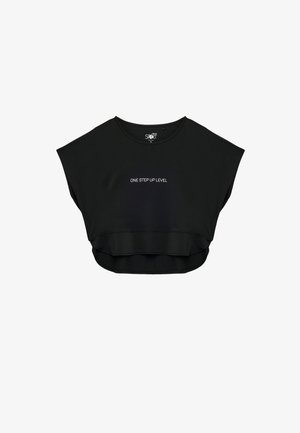 Mustat lyhyet topit, joissa on pehmeä kangas, lyhyet hihattomat muotoilut ja etupuolella kontrastivärinen teksti "YHTEEN TASOON".