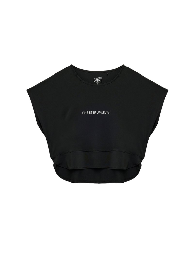 Top corto nero realizzato in un tessuto morbido, con un design a maniche corte e il testo "ONE STEP UP LEVEL" in un colore a contrasto sul davanti.