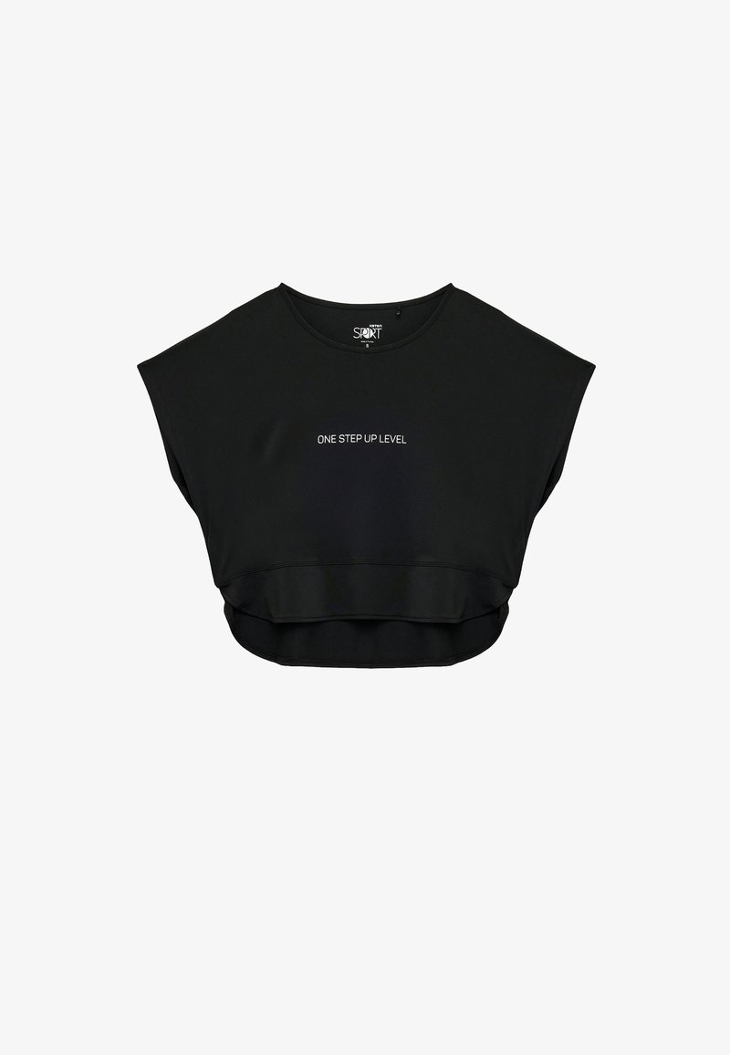 Top corto nero realizzato in un tessuto morbido, con un design a maniche corte e il testo "ONE STEP UP LEVEL" in un colore a contrasto sul davanti.