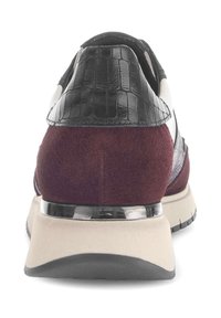 Rode suede en zwart reptieltextuur leren schoen met een ronde neus, metalen hakaccent en witte details. Rubberen buitenzool biedt grip.