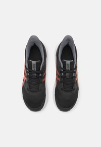 ASICS JOLT 4 UNISEX - Chaussures de running sur route - black/fiery red
