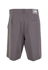 Shorts gris en matériau lisse, dotés d'une passante de ceinture, d'une poche arrière et d'une pièce de logo sur la taille. Design ajusté.