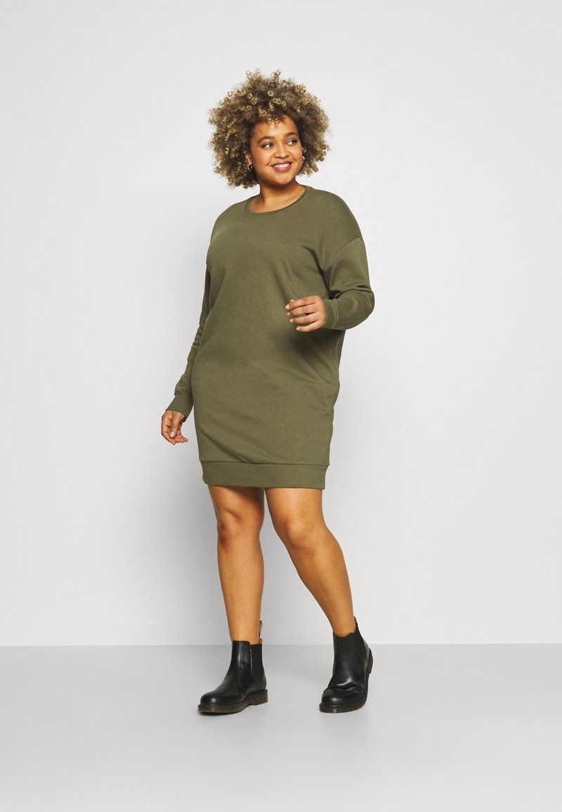 ONLY Carmakoma CARWERRY LIFE DRESS Freizeitkleid kalamata/grün