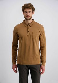 Langarm poloshirt van bruine katoen met een knoopsluiting bij de kraag, drie knopen en een borstzak. Gladde textuur en een aangesloten ontwerp.