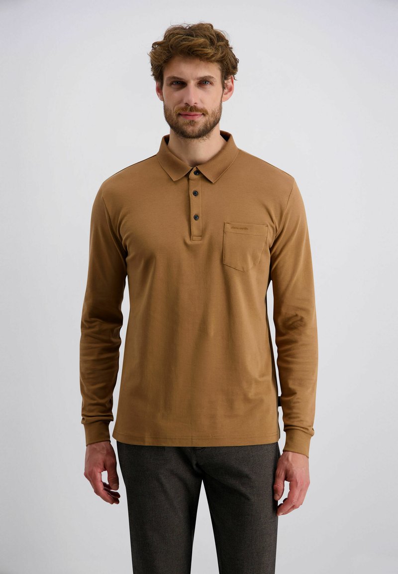 Langarm poloshirt van bruine katoen met een knoopsluiting bij de kraag, drie knopen en een borstzak. Gladde textuur en een aangesloten ontwerp.