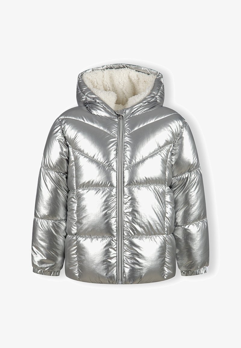 Doudoune argentée avec une finition brillante, dotée d'une capuche, d'une fermeture éclair sur le devant et d'un doux revêtement en polaire crème. Design matelassé en chevrons.