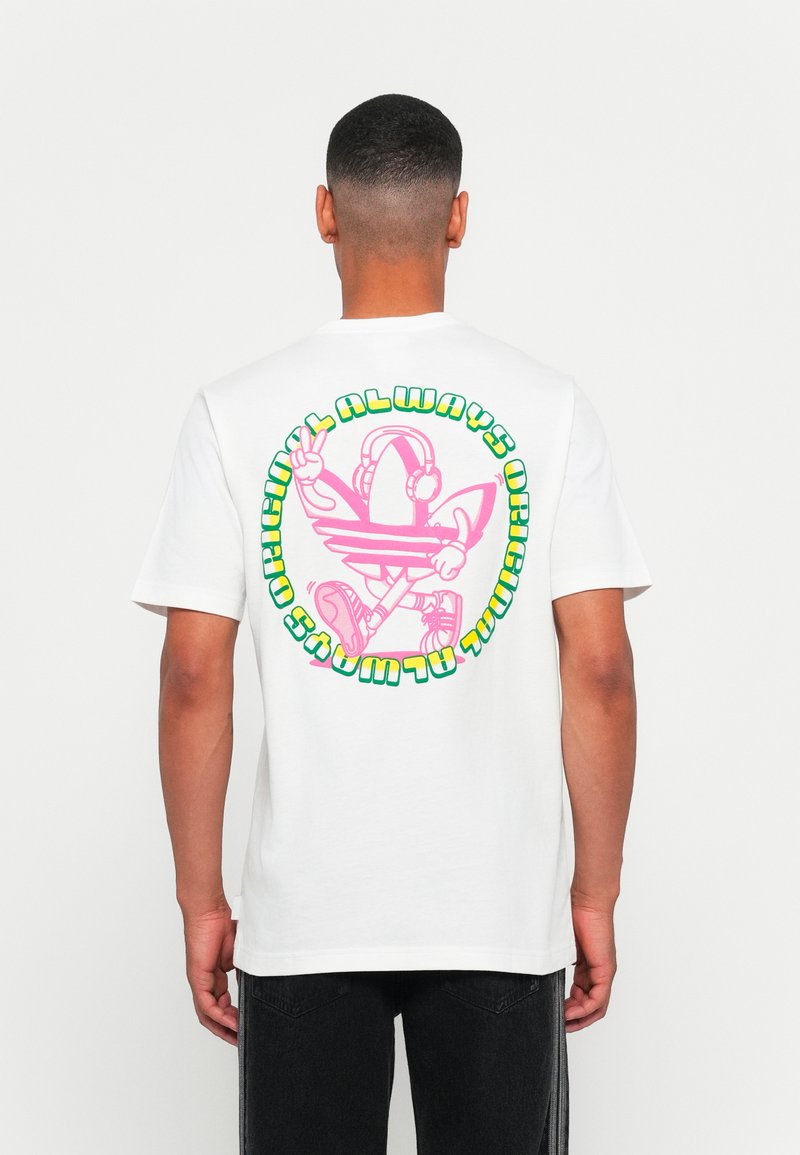 Camiseta de algodão branca com uma grande estampa gráfica em rosa e verde nas costas, retratando um personagem com auscultadores e um sinal de paz.