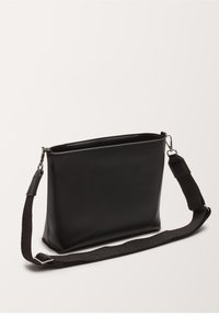 Schwarze rechteckige Tasche aus glattem synthetischem Material. Verfügt über einen abnehmbaren gewebten Riemen und einen einfachen Reißverschluss ohne Verzierungen.